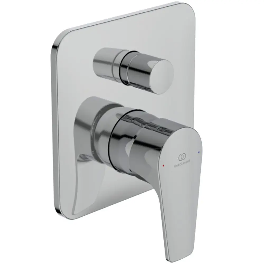 Wandmontierte Armatur in Chrom-Finish von Ideal Standard mit zwei Kontrollknöpfen zur Steuerung von Wasserfluss und Temperatur, vor einer glatten Wandoberfläche.